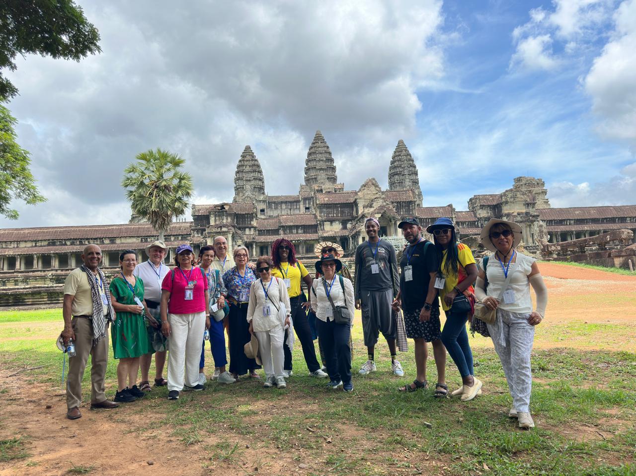 Grupo de viajeros ABORDO frente a Angkor Wat, Camboya